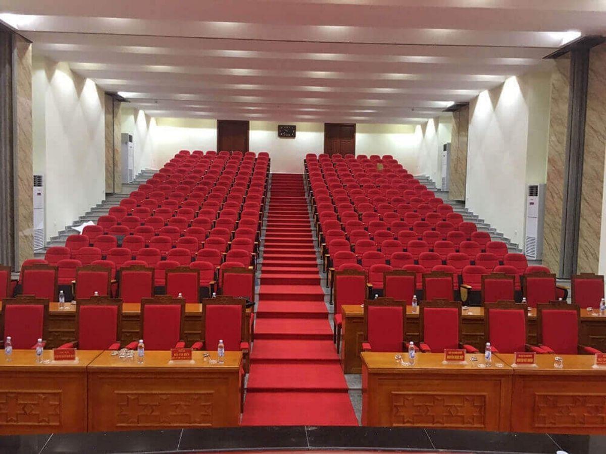 Bố trí ghế hội trường trong lớp học cần có không gian đủ rộng để viết lách (Nguồn ảnh: Internet)