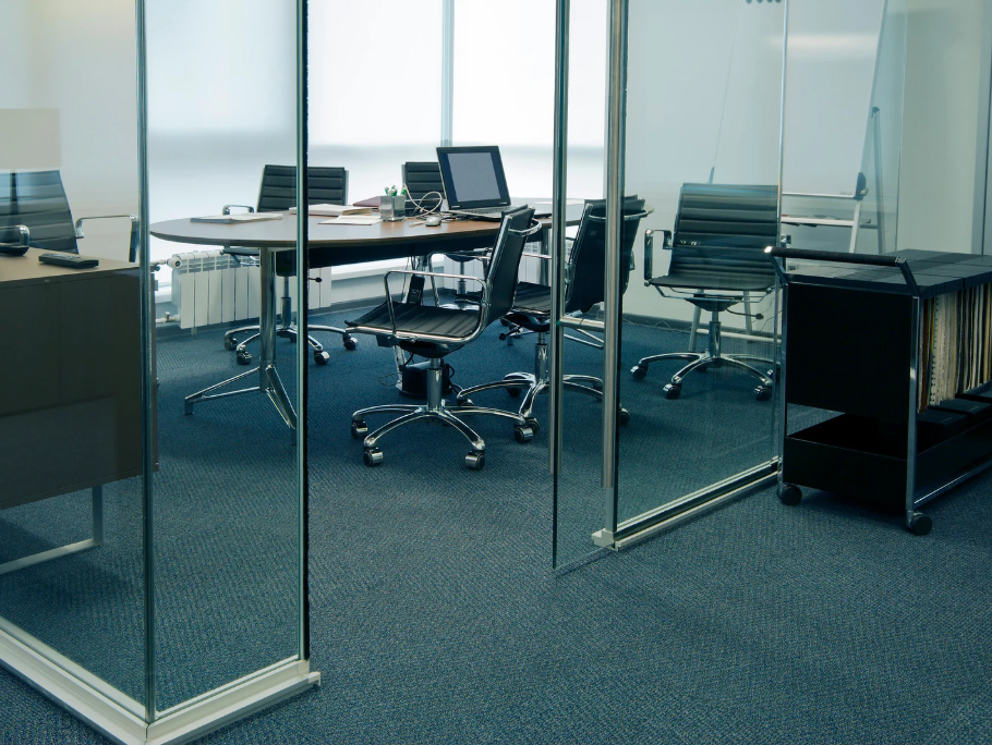 Văn phòng đóng hạn chế lây bệnh nhờ không gian được ngăn cách riêng biệt. (Nguồn: Internet)