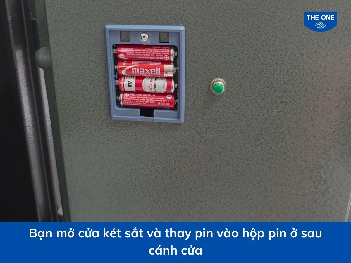 Sau khi mở két, bạn thay pin mới vào hộp pin bên trong cánh cửa két sắt