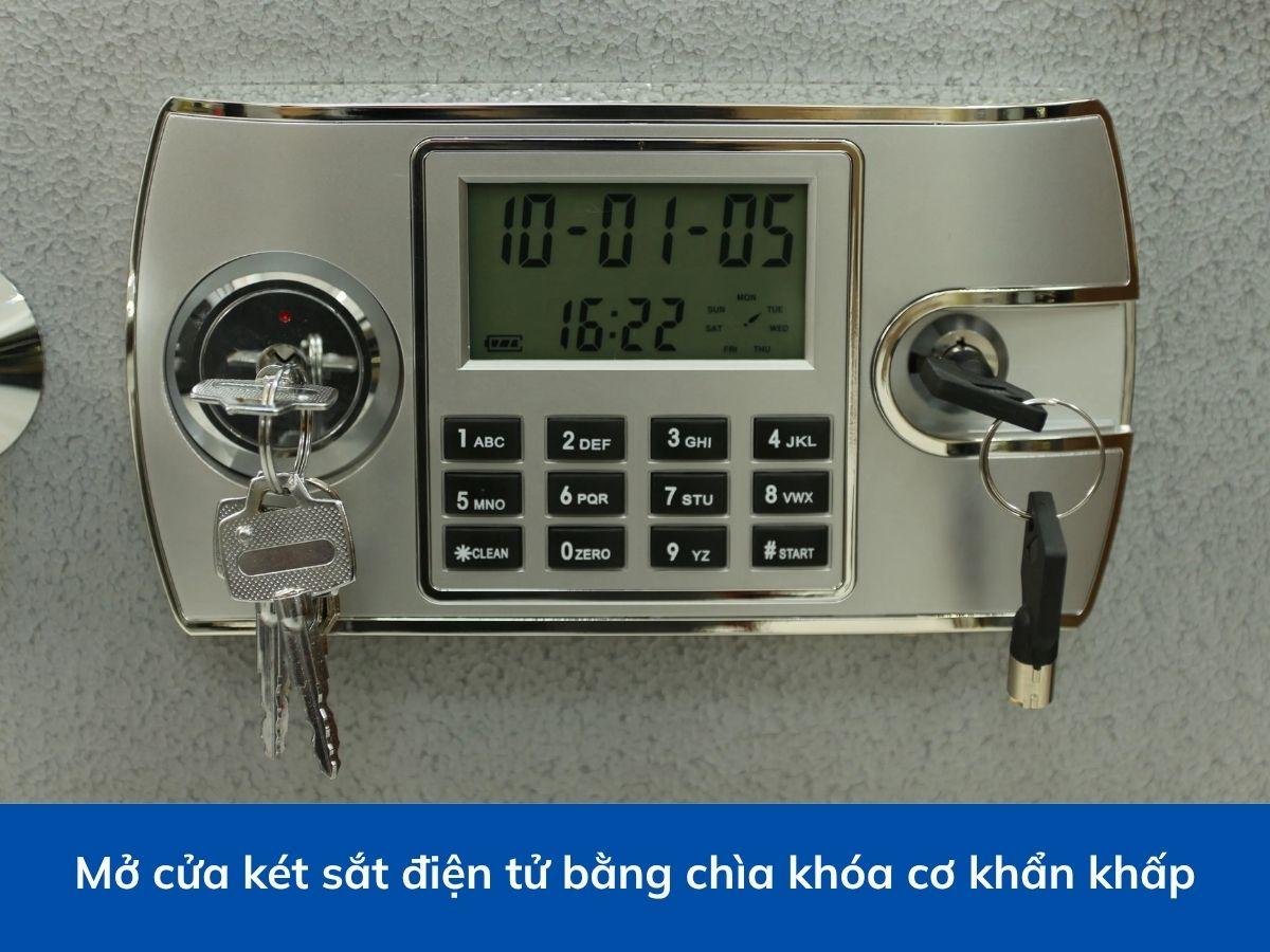 Ổ khóa cơ khẩn cấp thường nằm bên phải ổ khóa chính, bên cạnh bảng số