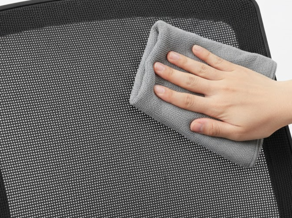 Việc vệ sinh đệm tựa lưng ghế công thái học giúp duy trì độ bền và đảm bảo vệ sinh.