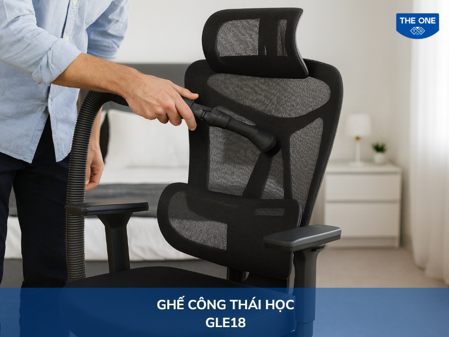 Dùng máy hút bụi gắn đầu bàn chải mềm để loại bỏ bụi bám trên bề mặt ghế lưới