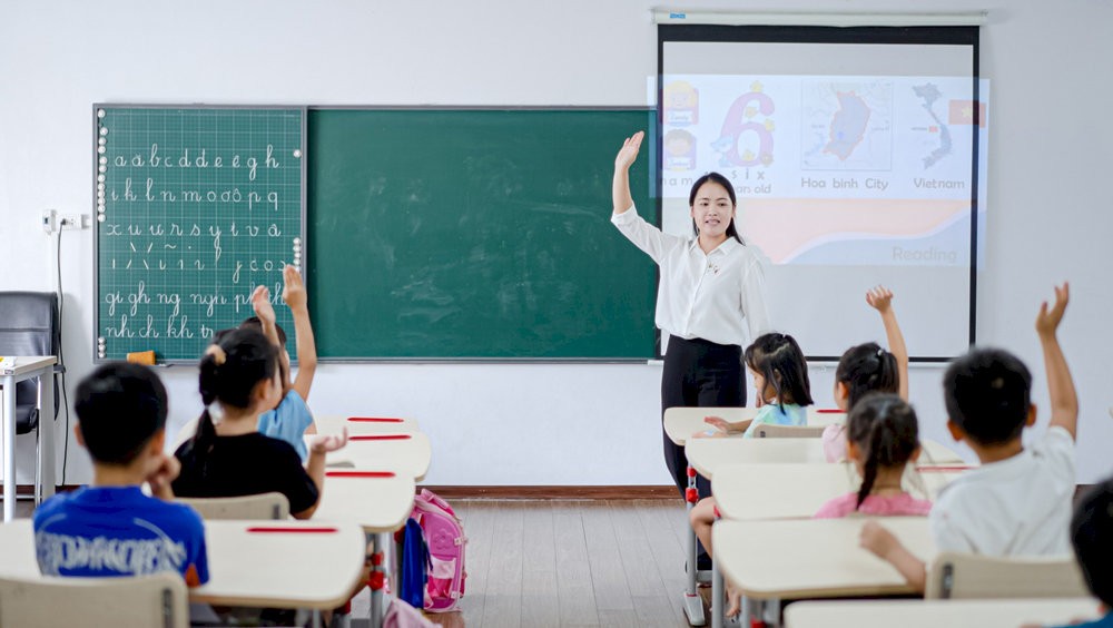 Bạn nên cân nhắc lựa chọn bàn có kích thước phù hợp với kích thước phòng học (Nguồn ảnh: Internet)