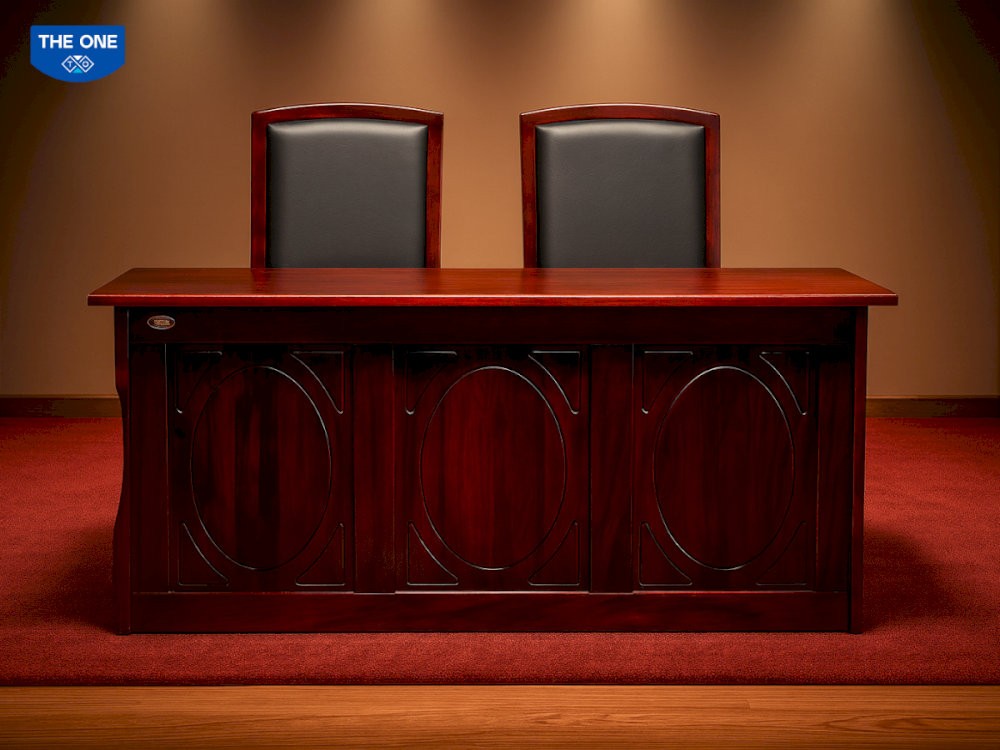 Bàn hội trường gỗ tự nhiên mang lại vẻ đẹp sang trọng và đẳng cấp cho không gian.