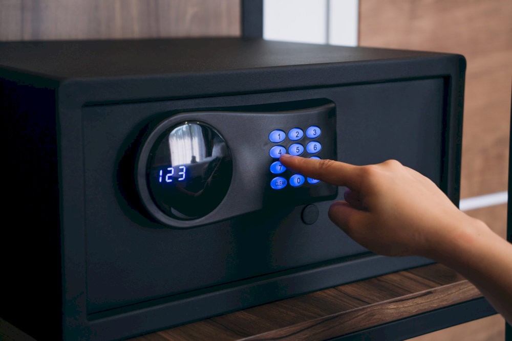 Đối với dòng két sắt điện tử kết hợp, người dùng có thể cài cả vân tay và mã số cho két (Nguồn: Internet)