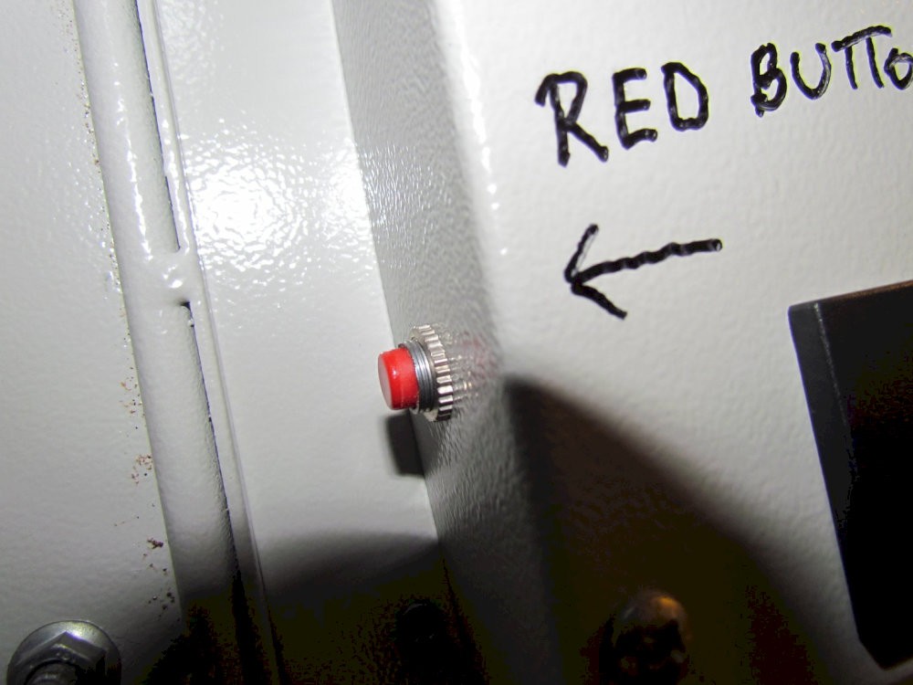 Người dùng giữ nút RESET và nhập lại mã mới trên bàn phím để lưu thiết lập chính xác (Nguồn: Internet)