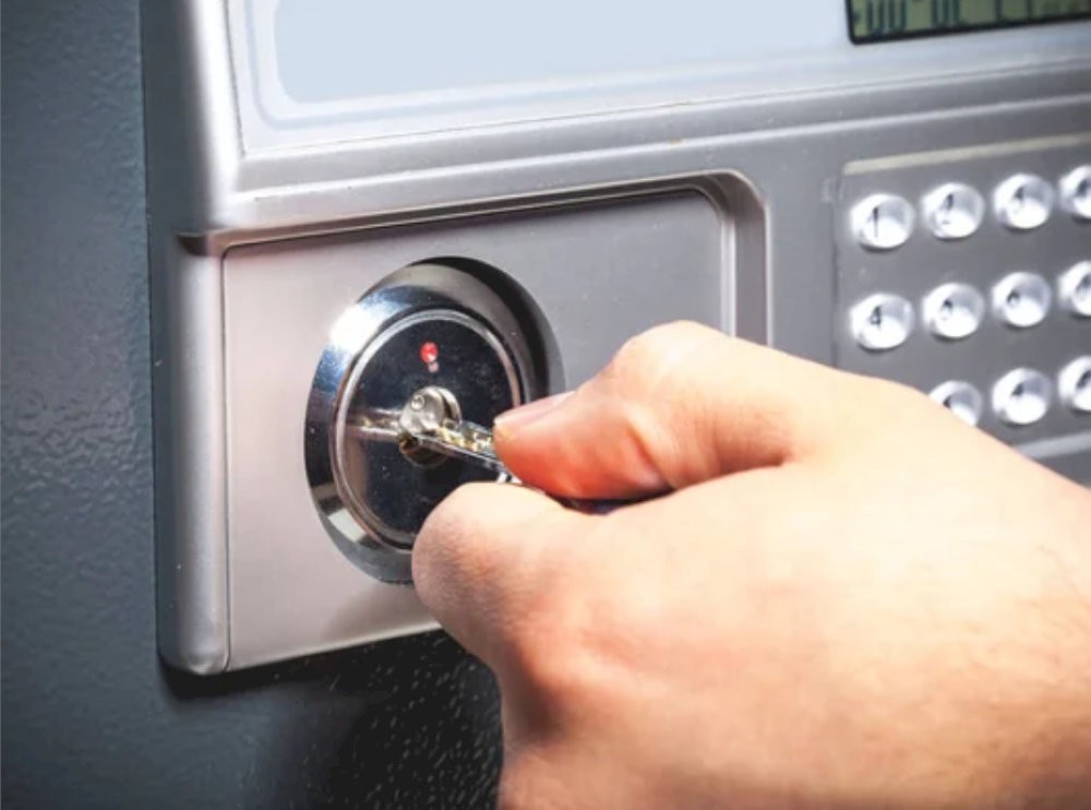 Nếu bạn quên mã số hoặc mất dữ liệu cài đặt, hãy sử dụng chìa khóa cơ khẩn cấp để mở két và nhấn nút RESET bên trong để đặt lại mã (Nguồn: Internet)