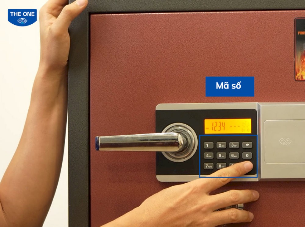 Mở két bằng nhập mã số trên bàn phím điện tử của két sắt.
