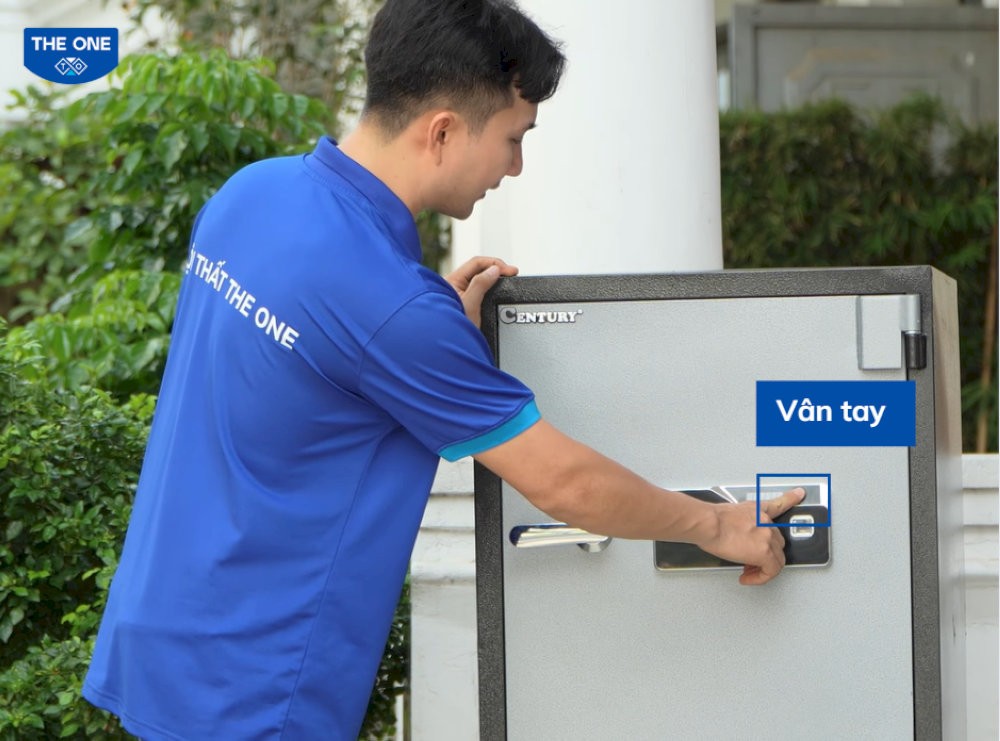 Đặt ngón tay lên vùng cảm biến vân tay trên két sắt.