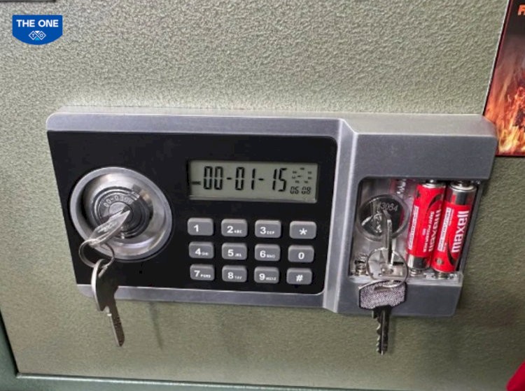 Sử dụng chìa khóa dự phòng để mở khóa két.