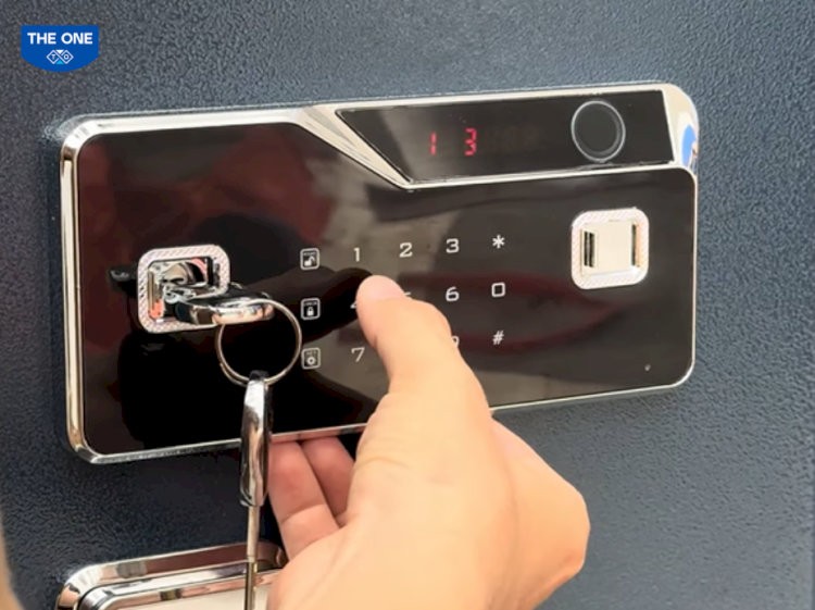 Sử dụng chìa khóa cơ để mở khóa.