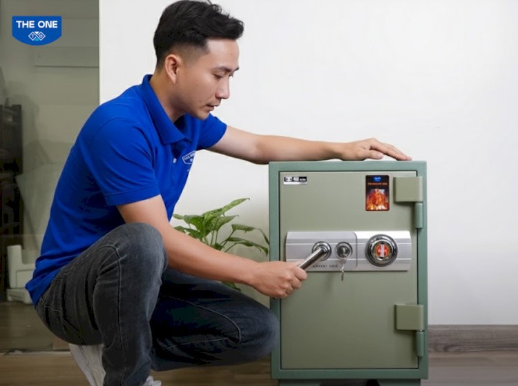 Gõ nhẹ và xoay tay nắm cửa để mở két.