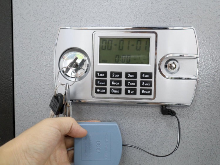 Sử dụng hộp tiếp pin dự phòng cắm vào cổng nguồn phụ của két sắt.