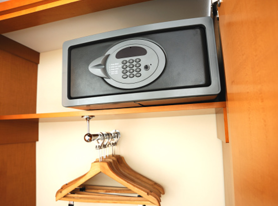 Nếu két sắt có kích thước nhỏ và trọng lượng nhẹ, bạn nên chọn loại có lỗ bắt vít để cố định chắc chắn vào tường hoặc sàn nhà, giúp tăng khả năng chống trộm (Nguồn: Internet)