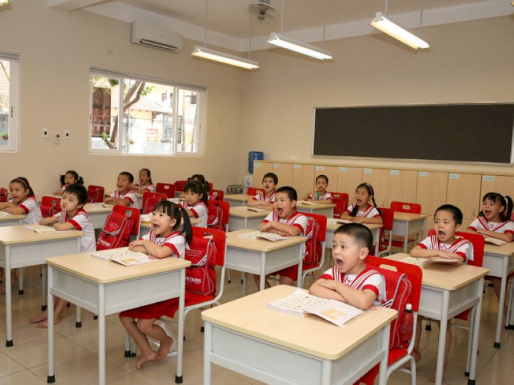 Cách bố trí đèn tốt nhất là đặt dọc theo hướng nhìn của học sinh và thẳng góc với cửa sổ. (Nguồn: Internet)