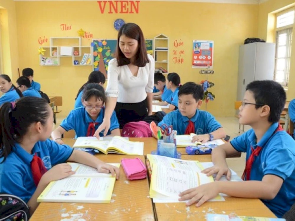 Mô hình cụm ghép bàn thành nhóm 4 - 6 học sinh, lý tưởng cho làm việc nhóm hoặc dự án. (Nguồn: Internet)