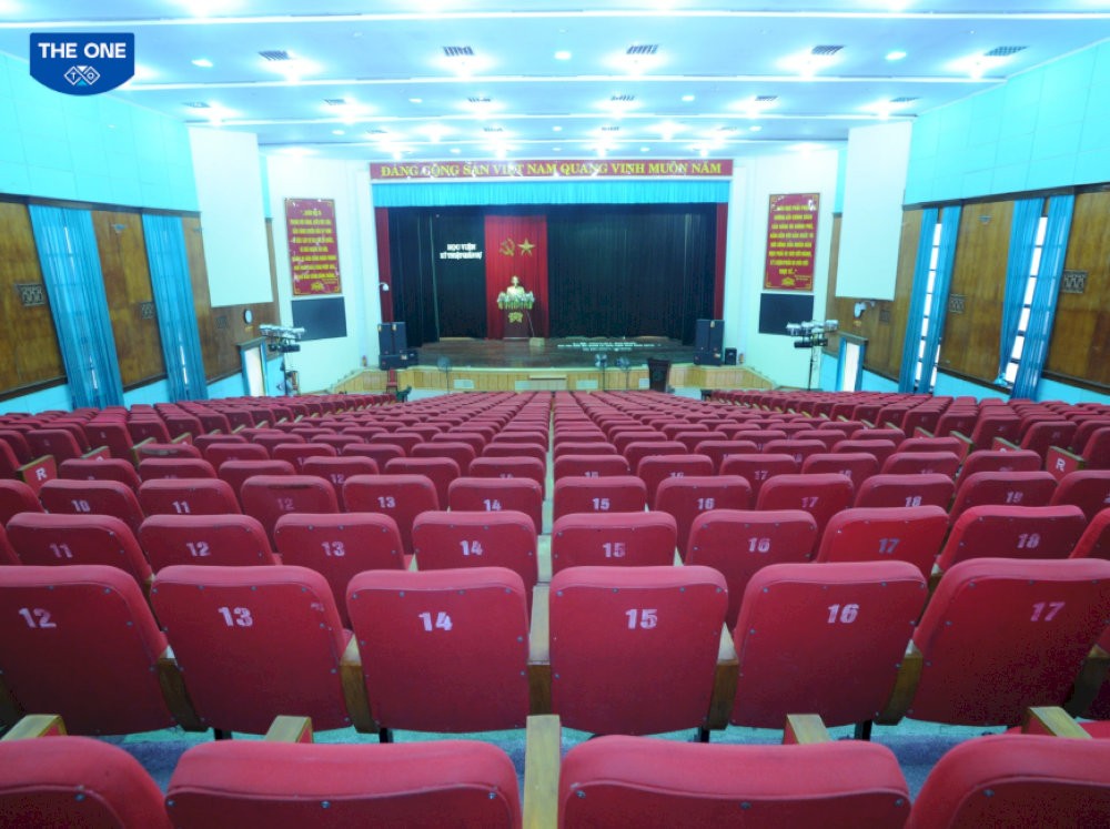 Phòng học hội trường tại trường đại học thường được dùng cho các môn học chung, các buổi giảng của giáo sư thỉnh giảng hoặc các hội thảo chuyên đề.