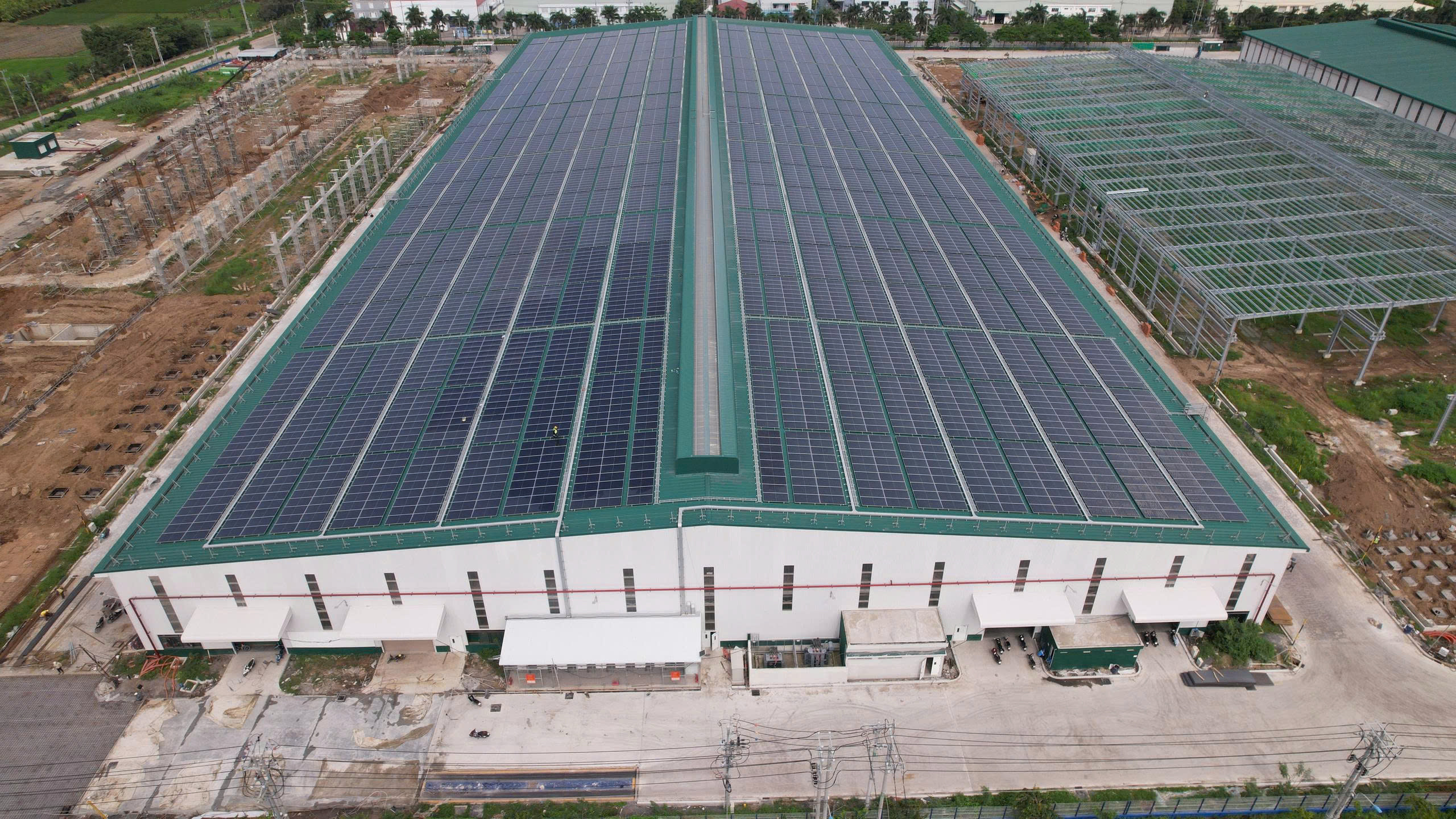 anh-tam-pin-lap-tai-nha-xuong