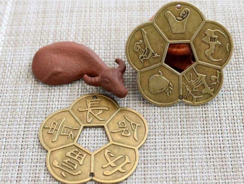 Đồng tiền hoa mai là vật phẩm phong thủy hình hoa mai 5 cánh, tượng trưng cho may mắn, tài lộc, phú quý, trường thọ và sự thăng tiến.