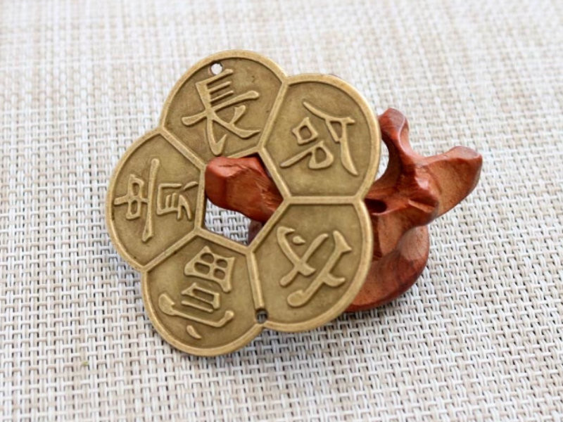 Đồng tiền hoa mai là vật phẩm phong thủy hình hoa mai 5 cánh, tượng trưng cho may mắn, tài lộc, phú quý, trường thọ và sự thăng tiến.
