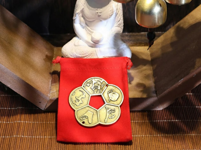 Đặt đồng tiền hoa mai vào một chiếc túi nhung rồi cất trong két sắt, sẽ giúp kích hoạt và giữ gìn nguồn năng lượng tài lộc.