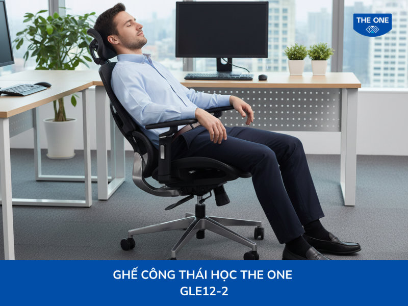 Sử dụng cần gạt bên tay phải để chủ động mở khóa, điều chỉnh góc và khóa cứng vị trí ngả lưng.