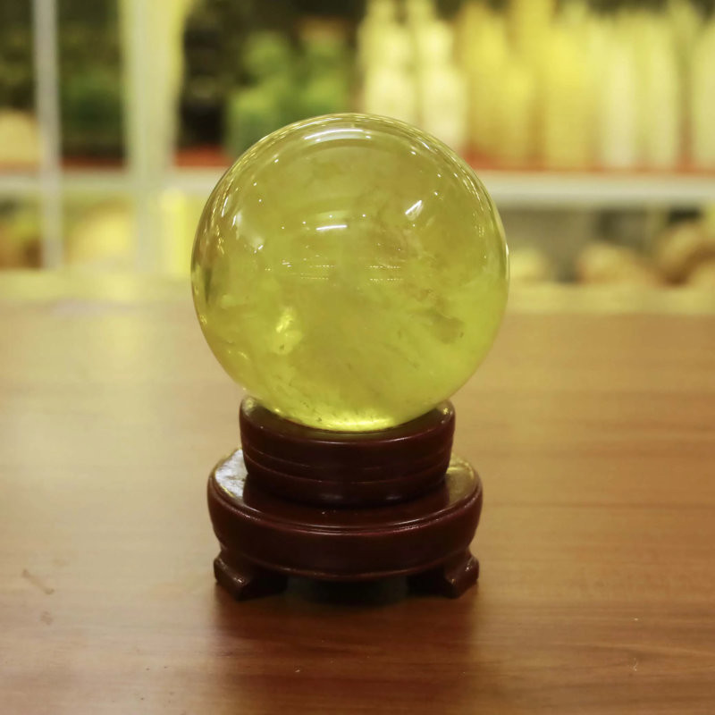 Quý Dậu nên đặt một quả cầu thạch anh vàng ở góc Thổ để tương sinh cho mệnh Kim (Nguồn ảnh: Internet)