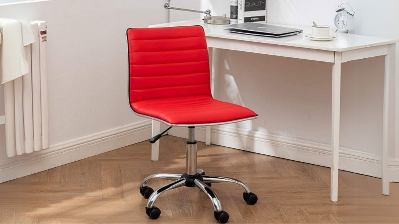 Giáp Tuất nên chọn ghế làm việc có nệm màu đỏ hoặc tím để tăng cường năng lượng Hỏa (Nguồn ảnh: Internet)