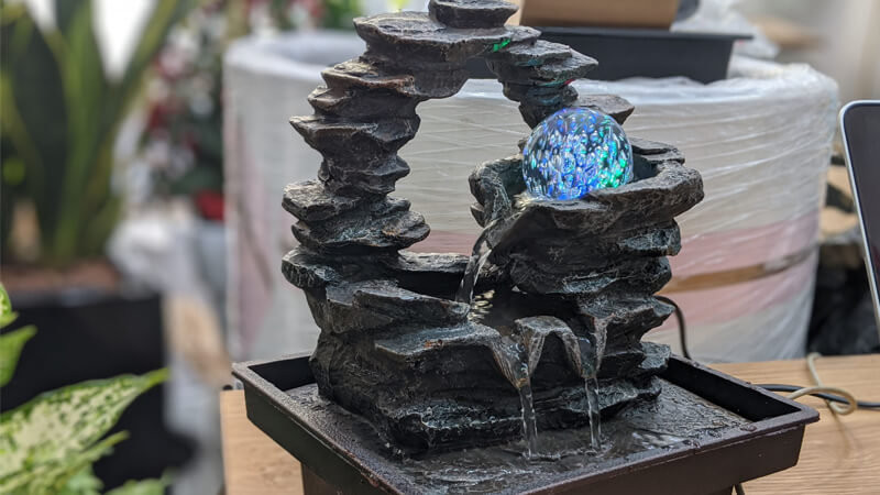 Nhâm Tuất nên đặt một phong thủy luân hoặc vật phẩm hành Thủy ở phương vị Bắc của bàn làm việc để giúp tài lộc luân chuyển (Nguồn ảnh: Internet)