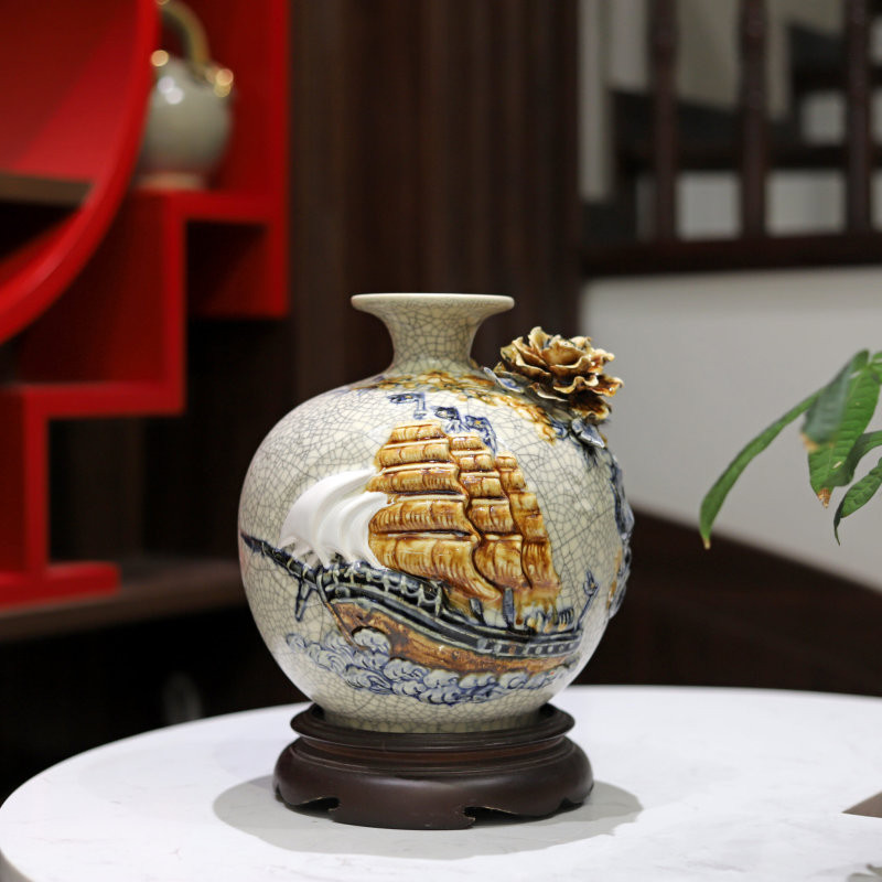 Canh Tuất nên trang trí bàn bằng các vật phẩm gốm sứ cao cấp hoặc đá tự nhiên tông màu vàng, nâu (Nguồn ảnh: Internet)