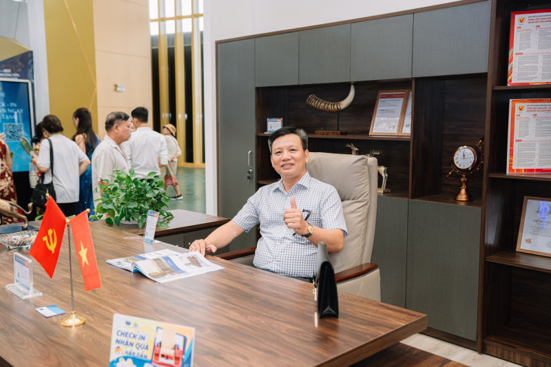 Trong năm 2026, lãnh đạo Quý Sửu nên ngồi hướng Tây Bắc (Phục Vị) để tăng cường uy quyền và khả năng quản lý