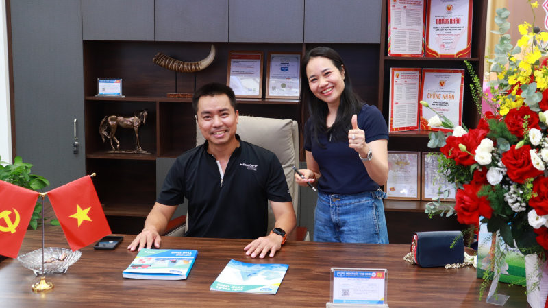 Bính Dần nên chọn bàn gỗ màu đỏ cánh gián hoặc nâu gỗ sậm để tương hợp với mệnh Hỏa