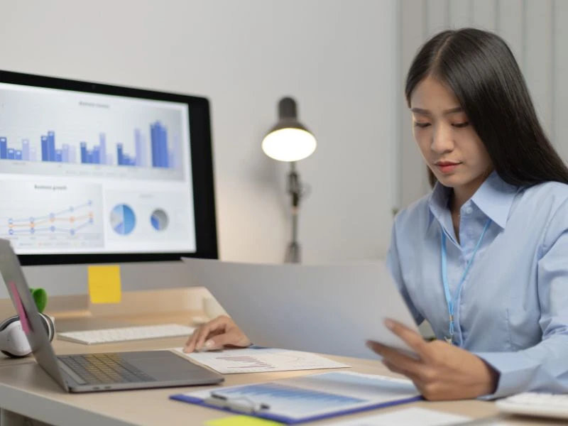 Mậu Ngọ nên chọn đèn bàn làm việc nên có ánh sáng vàng để tăng cường năng lượng Hỏa ấm áp (Nguồn ảnh: Internet)