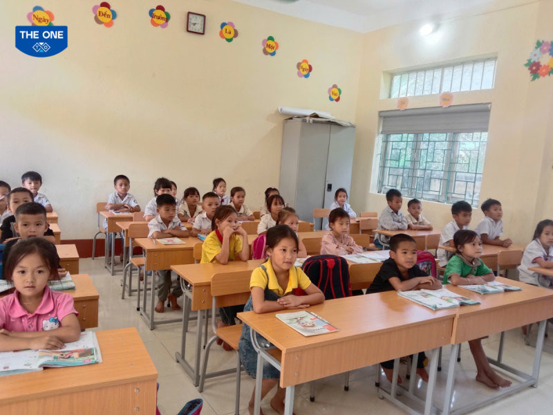 Nếu có bộ bàn ghế phù hợp, khi đặt tay lên bàn viết, cánh tay và cẳng tay tạo thành góc 90 độ, vai giữ thẳng