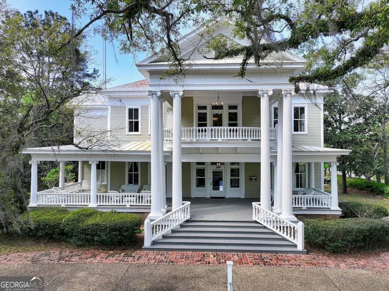 Chi phí xây dựng cao, bảo trì các chi tiết phức tạp hơn nhà hiện đại (Nguồn ảnh: Internet)