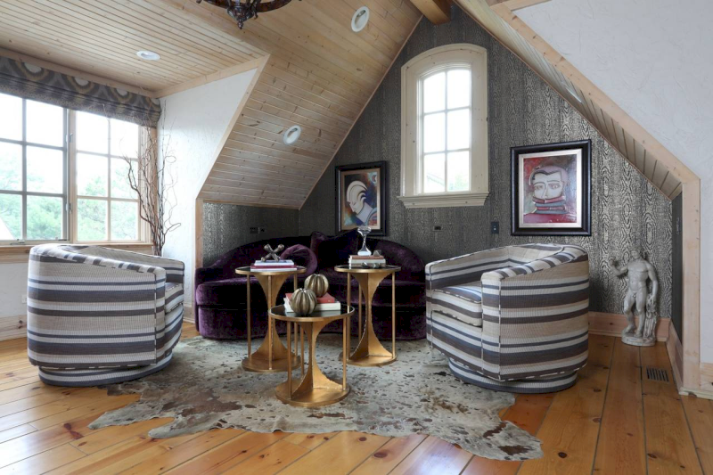 Tầng 2 dành cho nghỉ ngơi với phòng ngủ và ban công thoáng sáng đảm bảo sự riêng tư (Nguồn ảnh: Internet)