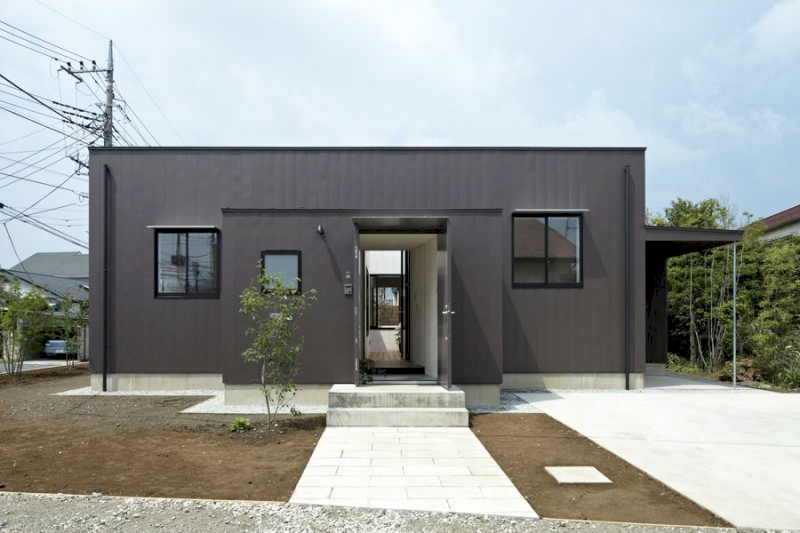 Nên xử lý mặt tiền, ánh sáng và màu sắc để ngôi nhà vuông 1 tầng vừa đẹp vừa thoáng (Nguồn ảnh: Internet)