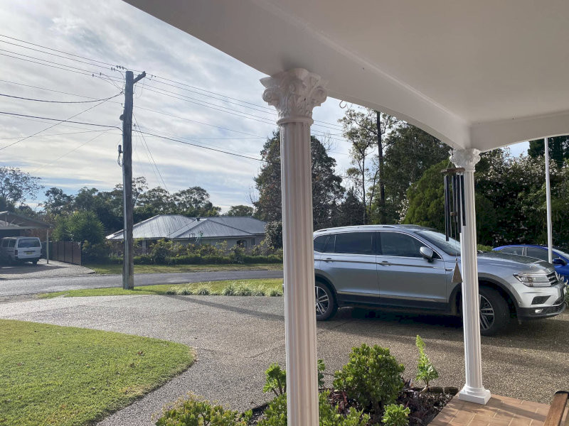 phong-thuy-cong-nha-va-cua-chinh-1-2-cong-tranh-doi-dien-voi-tam-duong-cot-dien-cay-lon-goc-nhon-nha-doi-dien-02