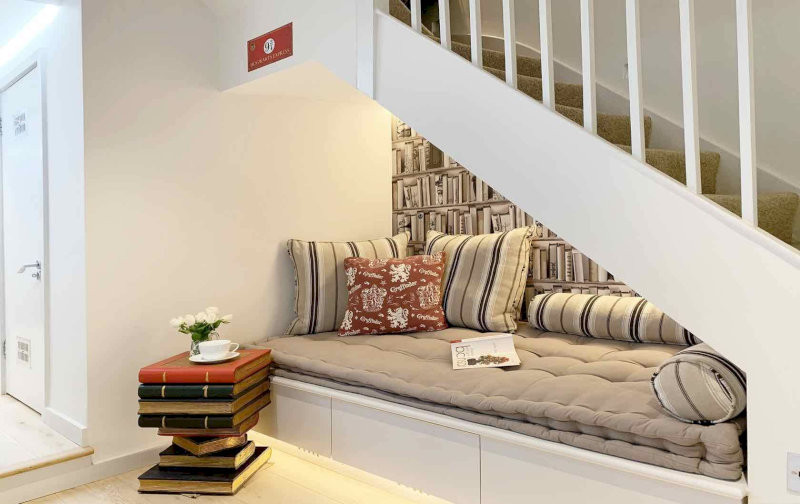 phong-thuy-phong-ngu-2-1-phong-ngu-nam-duoi-gam-cau-thang-02