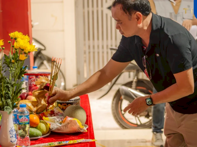 Nghi thức đọc văn khấn thể hiện lòng thành kính với thần linh và mong cầu sự bình an, hanh thông cho công trình. (Nguồn: Internet)