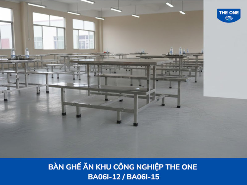 Mẫu bàn ăn inox toàn bộ mang lại vẻ đẹp hiện đại và sự sạch sẽ tối đa cho bếp ăn tập thể.