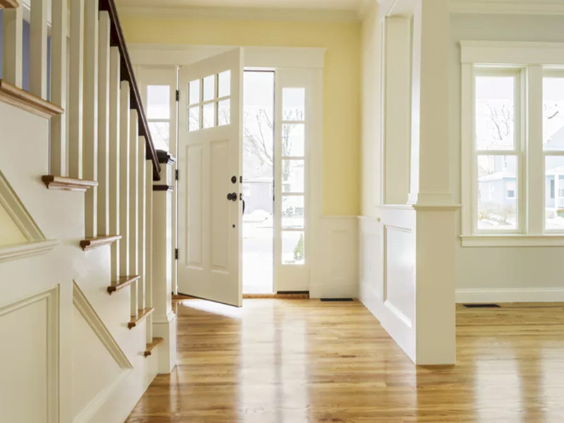 Dòng khí từ cửa chính bị hút thẳng lên cầu thang gây ra hiện tượng thoát tài và ảnh hưởng sức khỏe. (Nguồn: Internet)