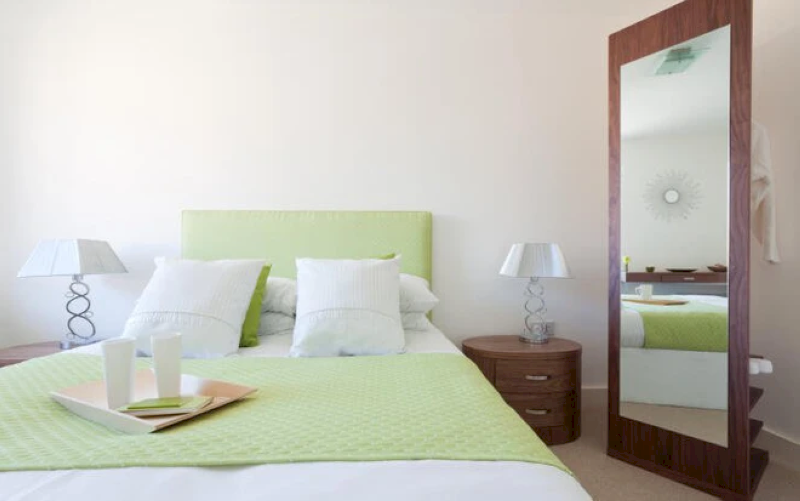 Việc đặt gương chiếu thẳng vào giường ngủ phạm thế "hung dung", gây hao tổn sinh khí và ảnh hưởng xấu đến tình cảm vợ chồng. (Nguồn: Internet)