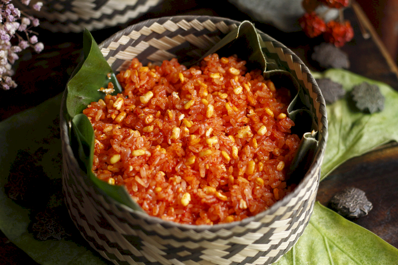 Đĩa xôi gấc đỏ tươi mang ý nghĩa may mắn và sự đủ đầy. (Nguồn: Internet)