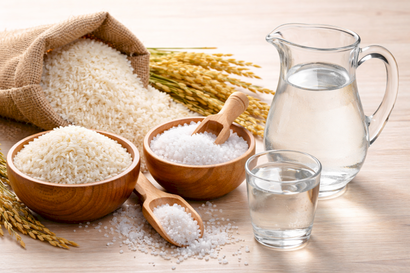 Gạo, muối và nước tượng trưng cho sự no ấm và những nhu yếu phẩm thanh sạch nhất.