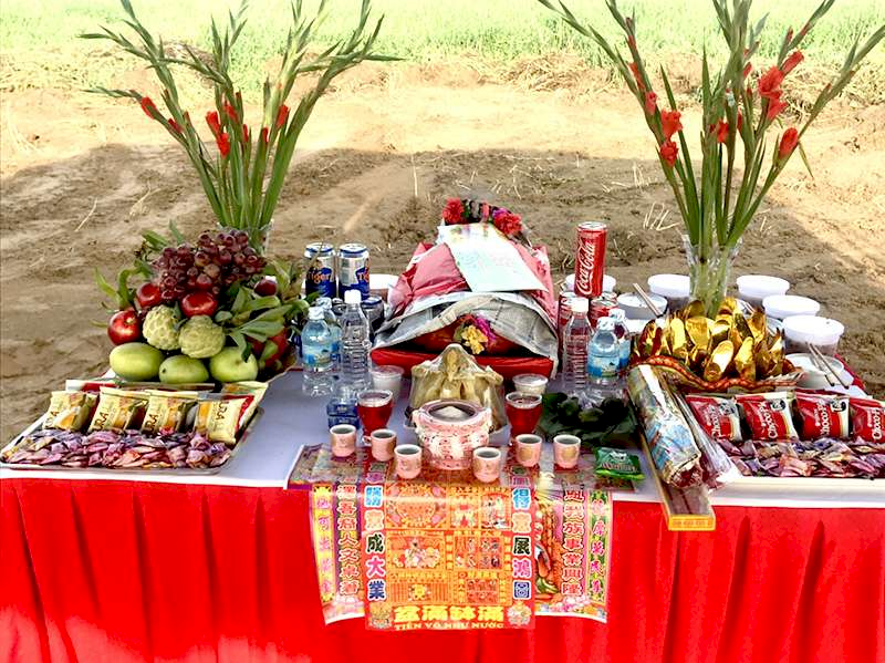 Mâm cúng động thổ miền Bắc mang đậm nét truyền thống với bánh chưng xanh và các nguyên tắc phong thủy khắt khe. (Nguồn: Internet)