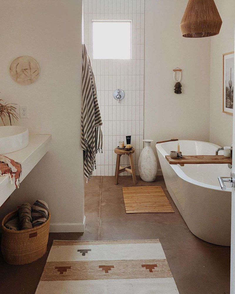 Vật liệu tự nhiên như đá, gỗ giúp phòng vệ sinh sang trọng và gần gũi. (Nguồn: Internet)