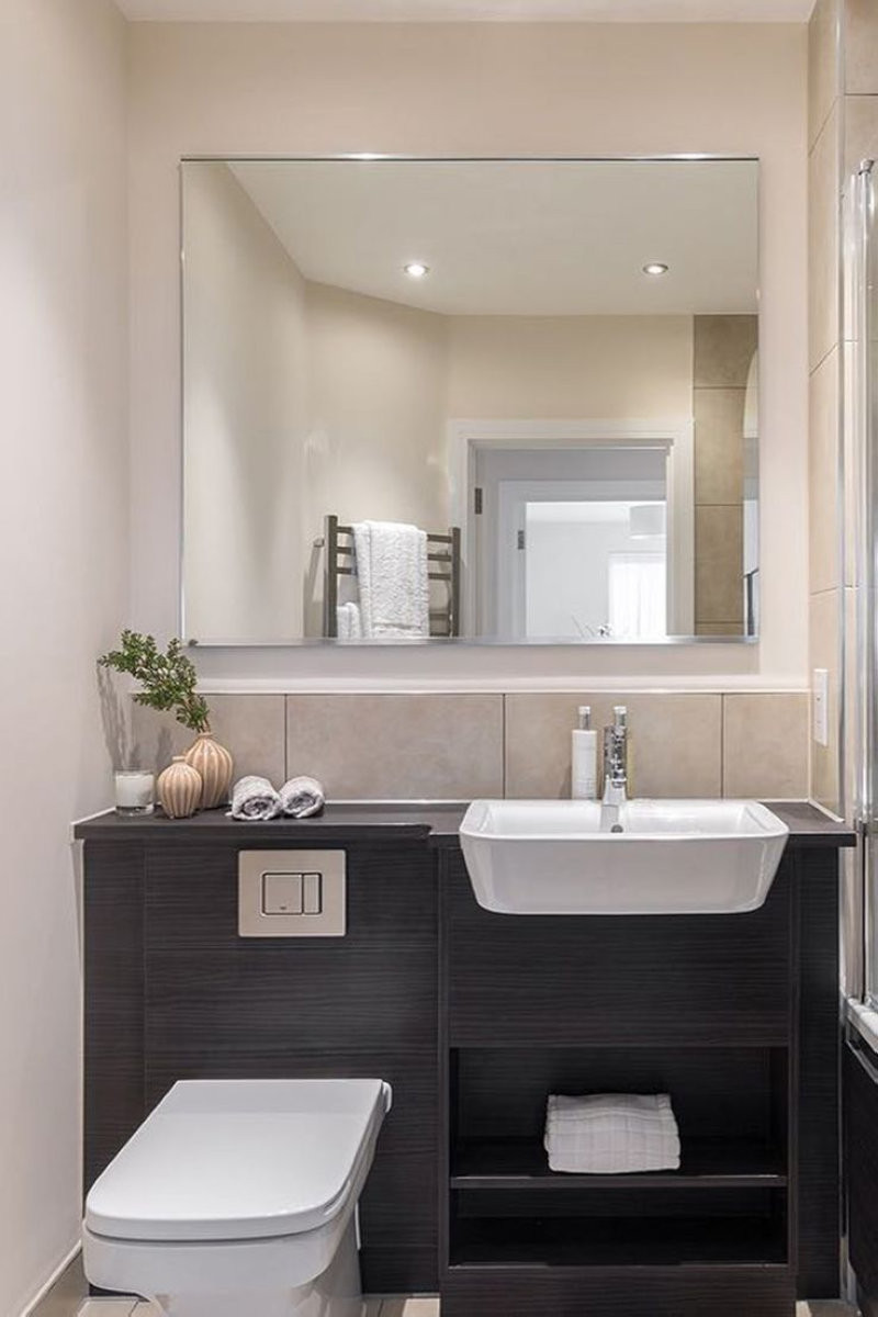 Gương lớn phản chiếu ánh sáng tự nhiên, tạo cảm giác phòng vệ sinh rộng rãi, thoáng. (Nguồn: Internet)