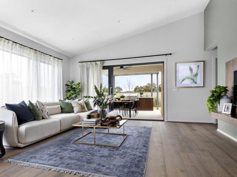 Thiết kế trần nhà phẳng để tránh xà ngang áp đỉnh tại phòng khách. (Nguồn: Internet)