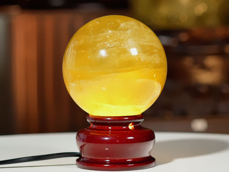 Quả cầu thạch anh giúp cân bằng năng lượng trong ngôi nhà mới sửa. (Nguồn: Internet)